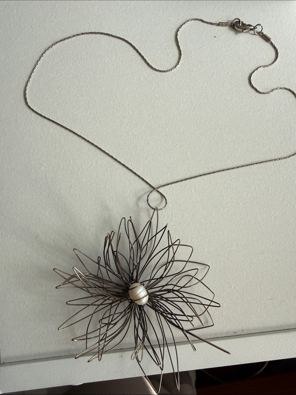 Elegant Silver Floral Wire Pendant Necklace with Pearl Accent
